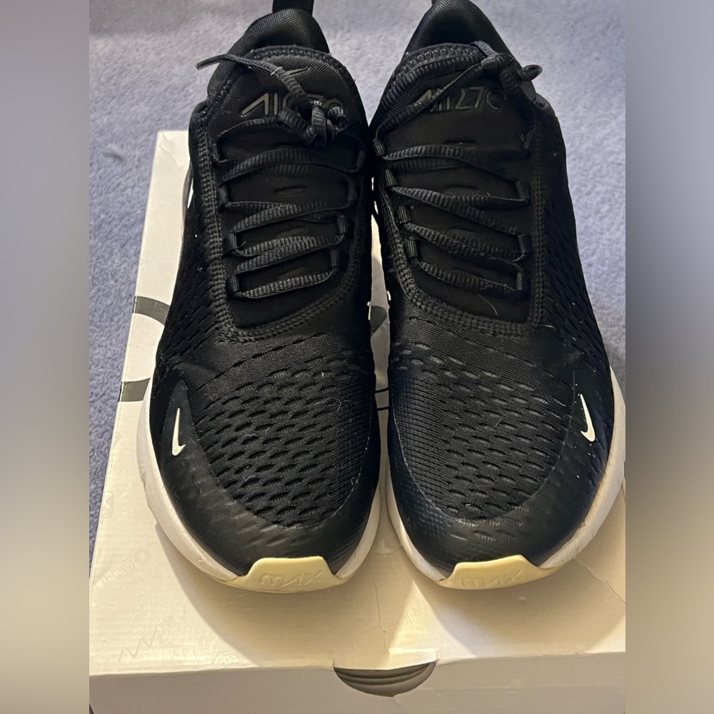 Used men’s 10.5 Nike 270